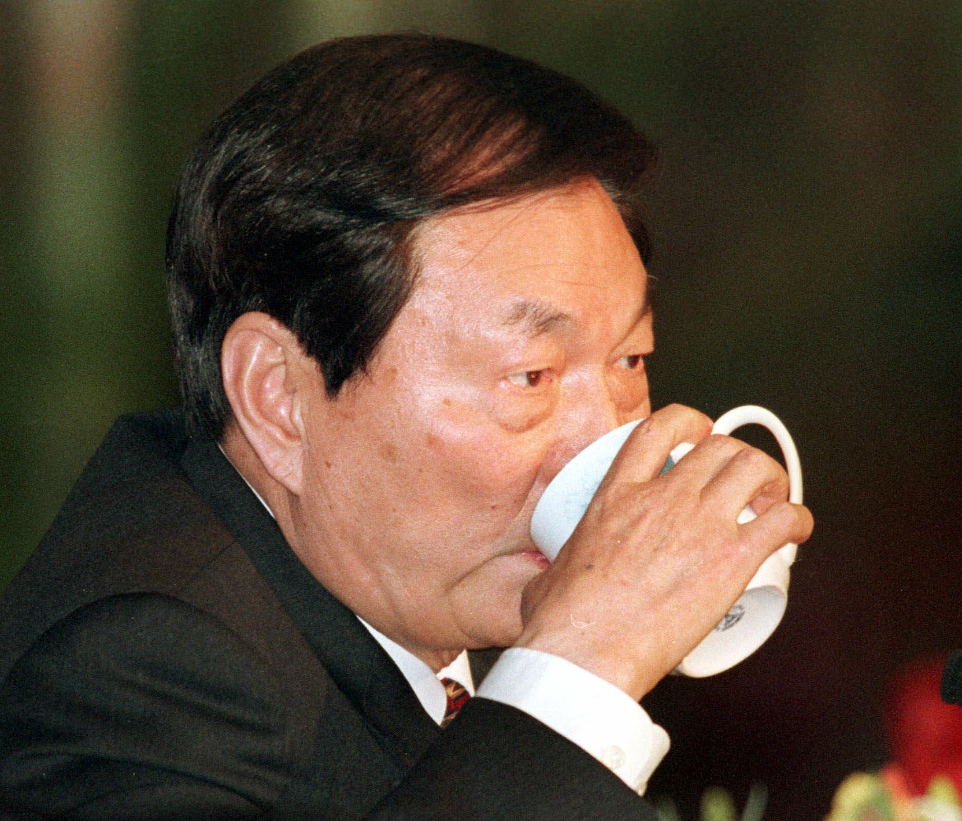 2001年中共總理朱鎔基在「兩會」記者會上回答台灣問題時，提到「江八點」，是1995年後主要的對台政策規劃。圖／美聯社／達致影像