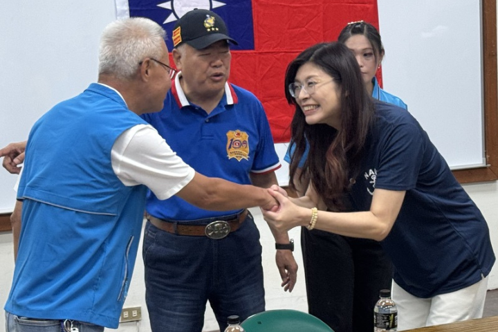 國民黨主席候選人鄭麗文（前右）8日在台南和黨員座談，她強調，當選後將以「行動黨主席」的身分，經常坐鎮南台灣，將台南和高雄視為明年選舉的「重中之重」，並恢復黃復興黨部的榮譽。圖/中央社