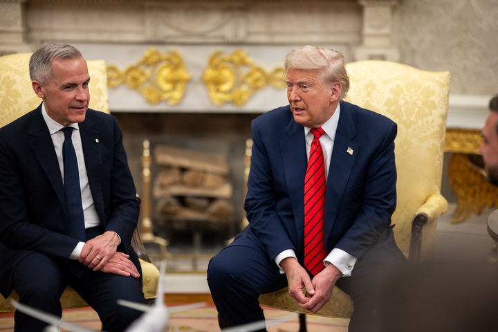 加拿大總理卡尼（左）前往白宮與美國總統川普（Donald Trump）舉行會談。圖/取自白宮官方《推特》