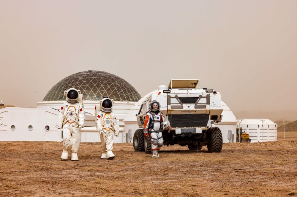 游客可以著太空裝在神似火星的沙漠景觀中體驗「漫步火星」。圖/取自新華社