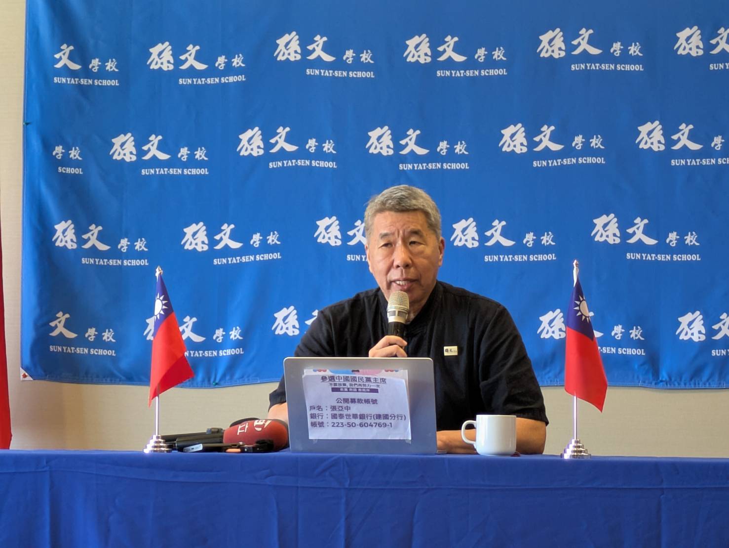 國民黨主席參選人、孫文學校總校長張亞中18日開記者會，說明其參選理念。惟其所提國民黨仍陷「宮廷政治」，遭趙少康反駁，張亞中今再回應，可隨時與趙公開辯論。圖／記者高陸攝