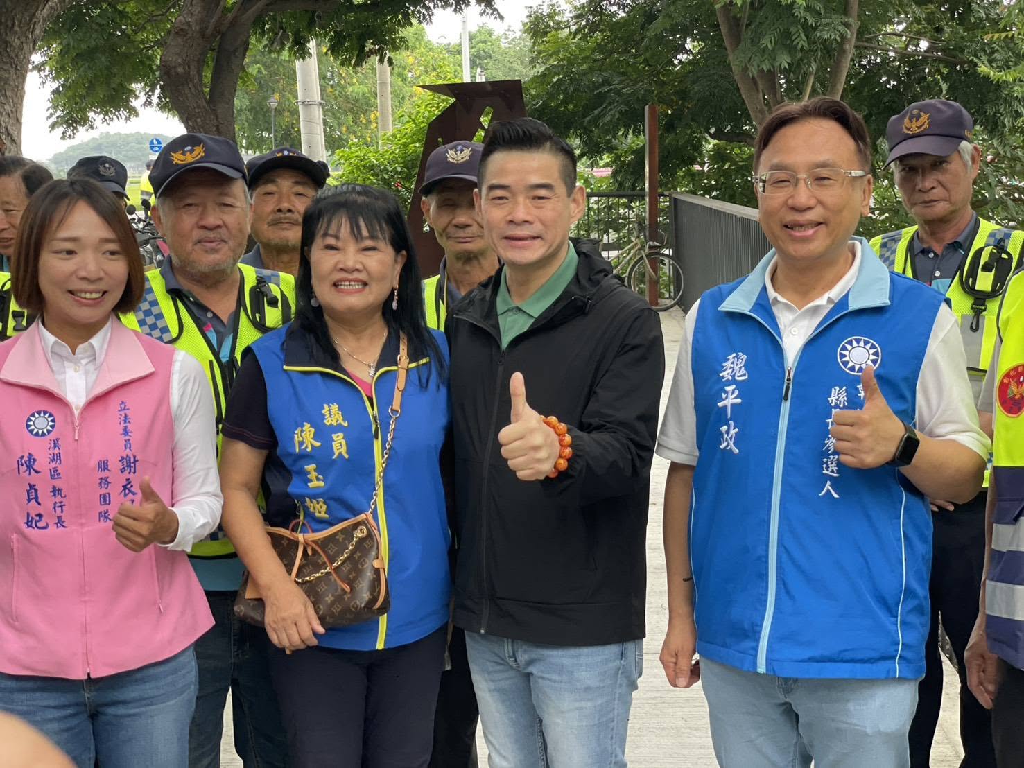 這次遭彰檢帶回的包括溪湖鎮長參選人陳貞妃(左一)、尋求連任議員的陳玉姬(左二)等人。圖/取自魏平政臉書
