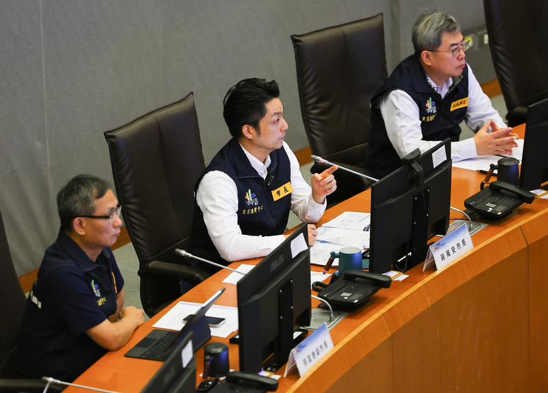颱風「巴威」來勢洶洶,台北市長蔣萬安8日坐鎮災害應變中心,聽取氣象團隊分析。圖/中央社
