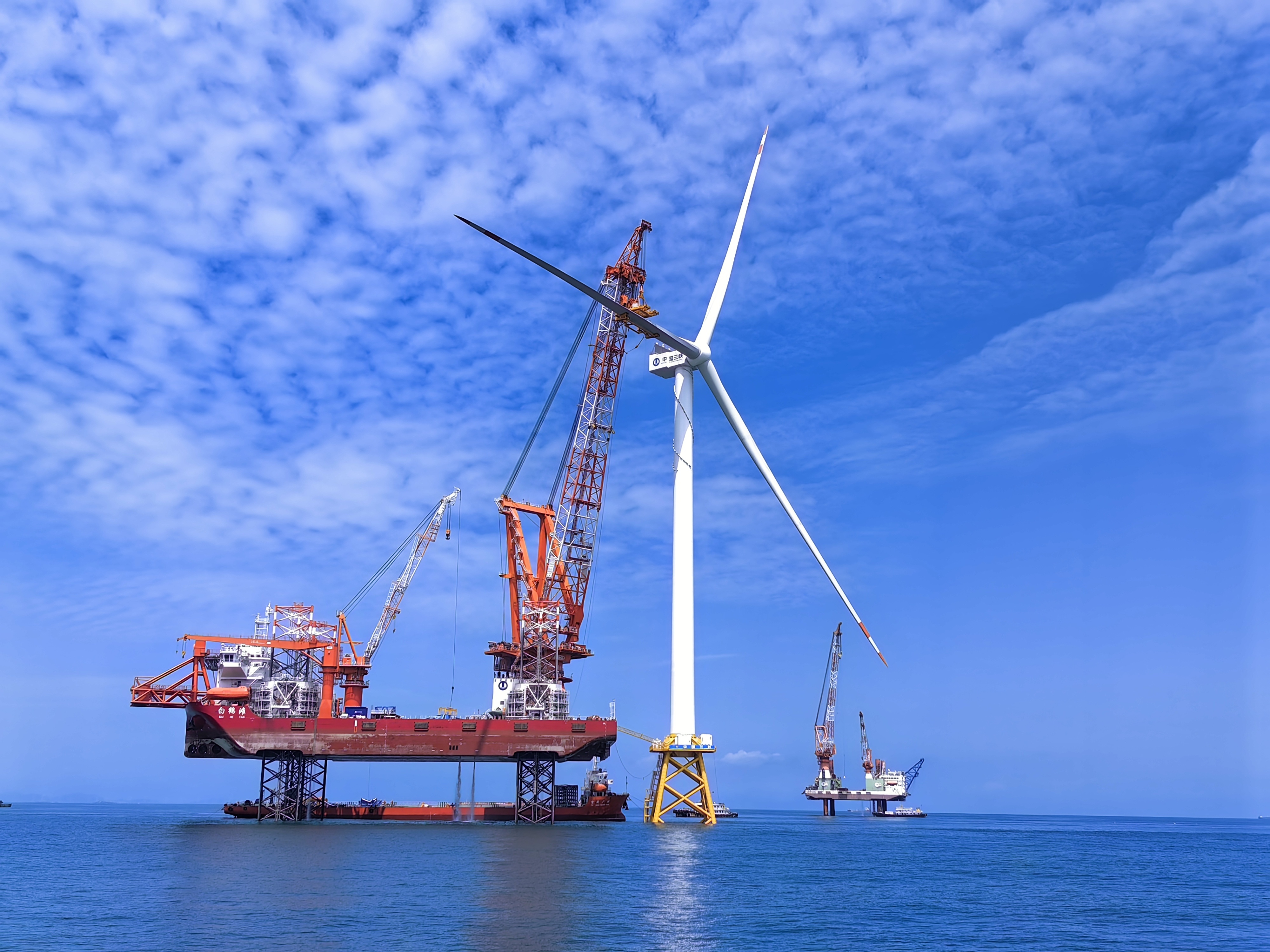 福建海上風電場今天（27日）將全部並網發電，是首個超大單機容量的海上風電場。總裝機容量達400兆瓦，共有28台13兆瓦及以上的風機，其中有6台16兆瓦的風機。圖/取自人民日報