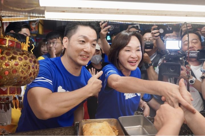 蔣萬安陪柯志恩掃街　六合夜市350公尺走1小時　藍綠隔空交鋒「雙城辯論」