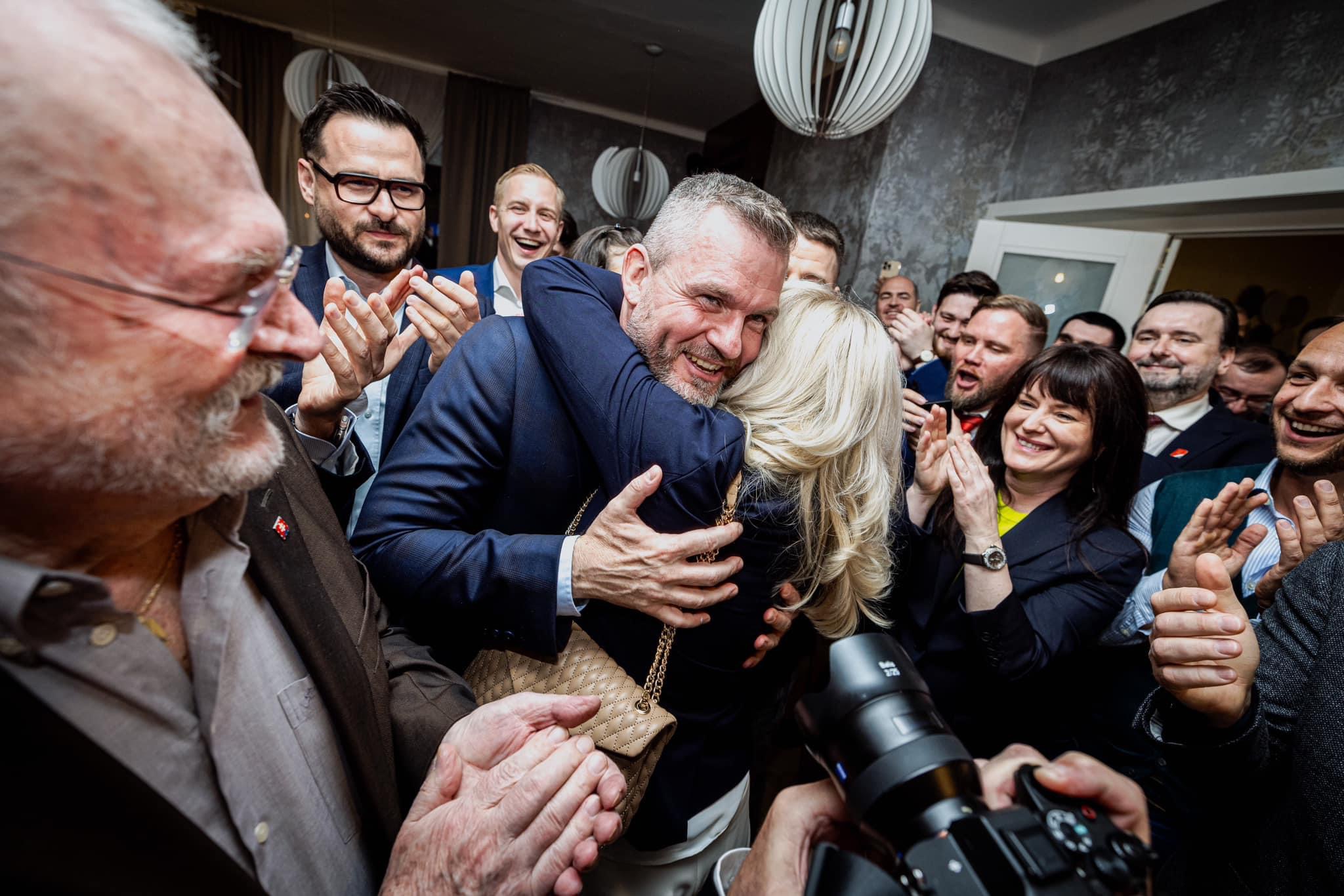 斯洛伐克親俄派左翼候選人佩拉格利尼（中），6日贏得該國總統大選。圖/取自Peter Pellegrini臉書