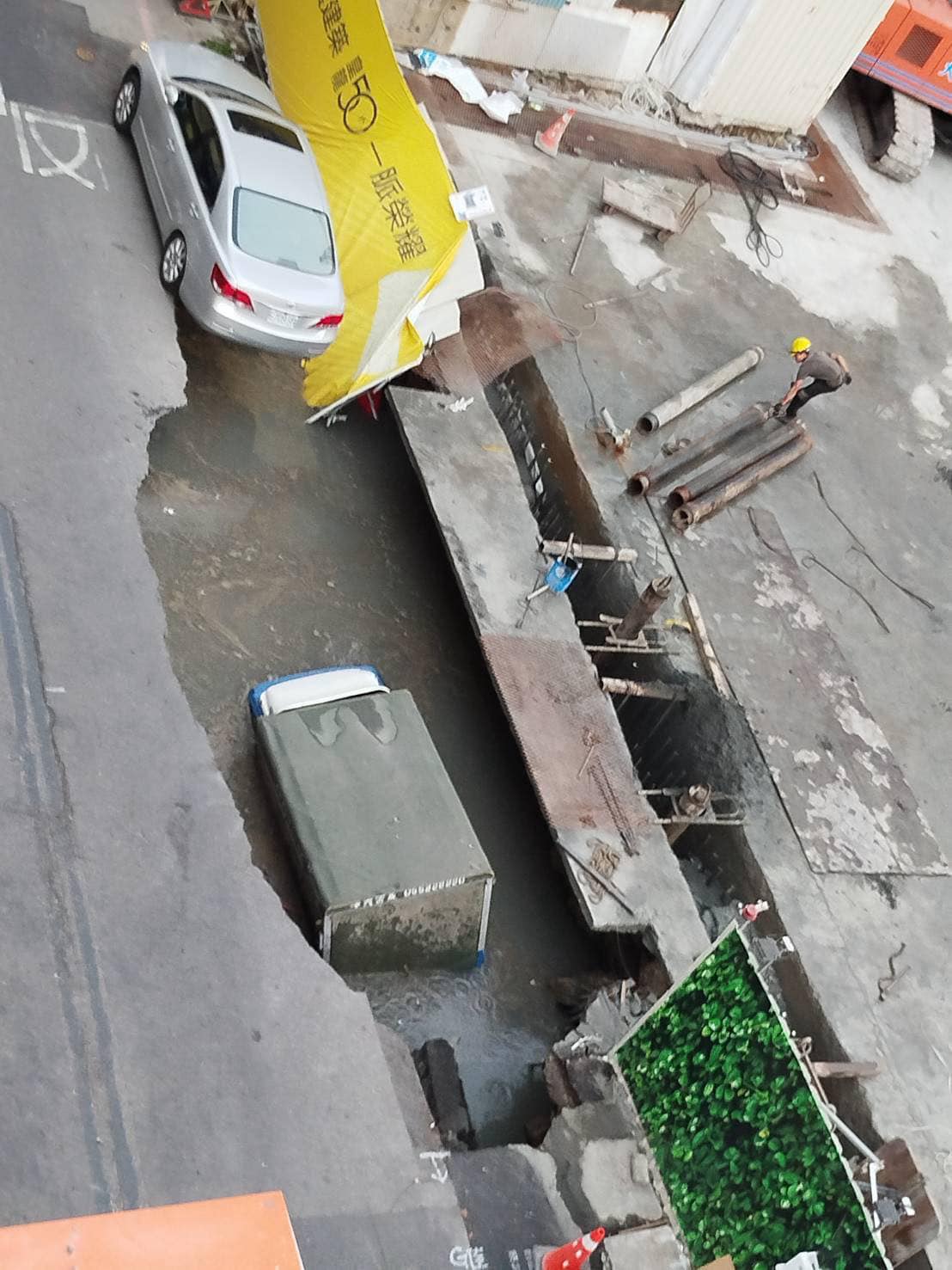 台南巨大天坑吞噬貨車 吊臂倒塌狠砸道路