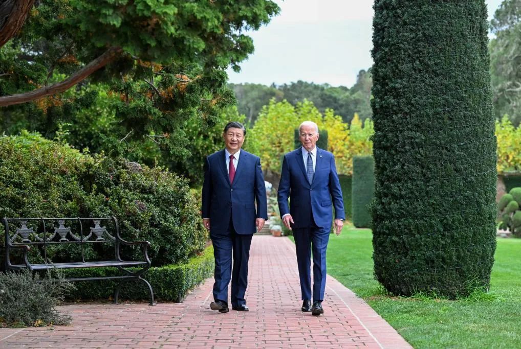 去年11月15日「習拜會」在美國舊金山舉行，美國總統拜登邀習近平在裴洛里莊園散步，但兩大巨頭背後思考的，恐非表相看來這麼單純。圖／取自新華社