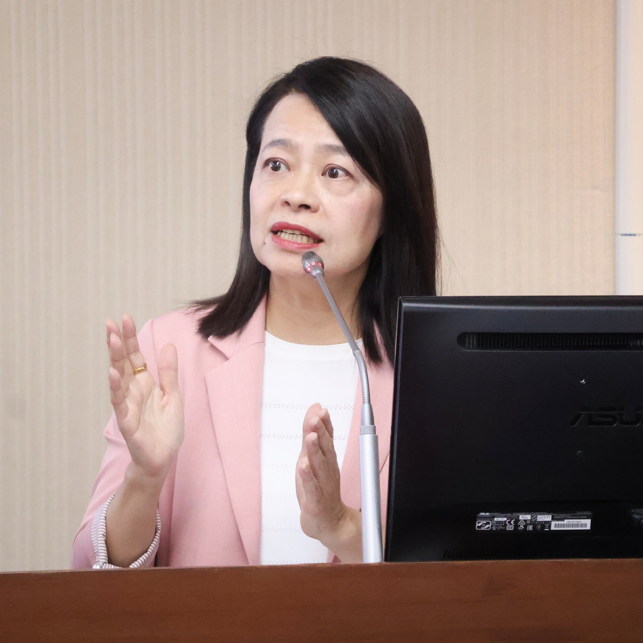 國民黨立委許宇甄怒批檢調辦藍不辦綠。圖/取自許宇甄臉書
