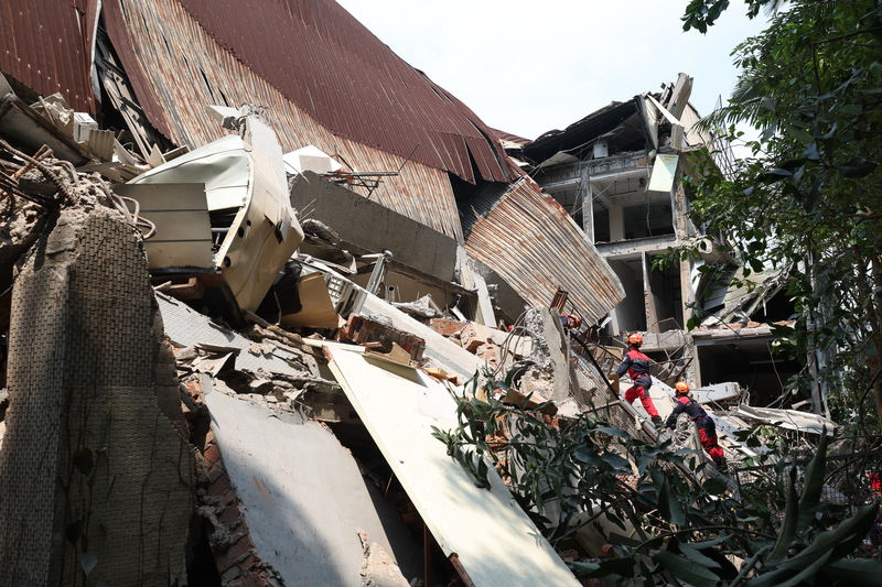 新北市中和區連城路一間倉庫因地震發生倒塌。圖/中央社