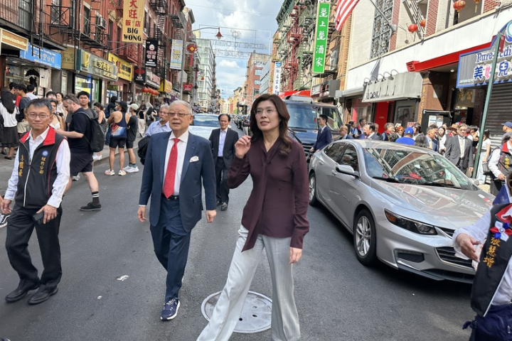 國民黨主席鄭麗文即將結束紐約行，前往此行最重要的華府。圖為鄭麗文前往紐約曼哈頓華埠，拜會中華公所。圖／中央社