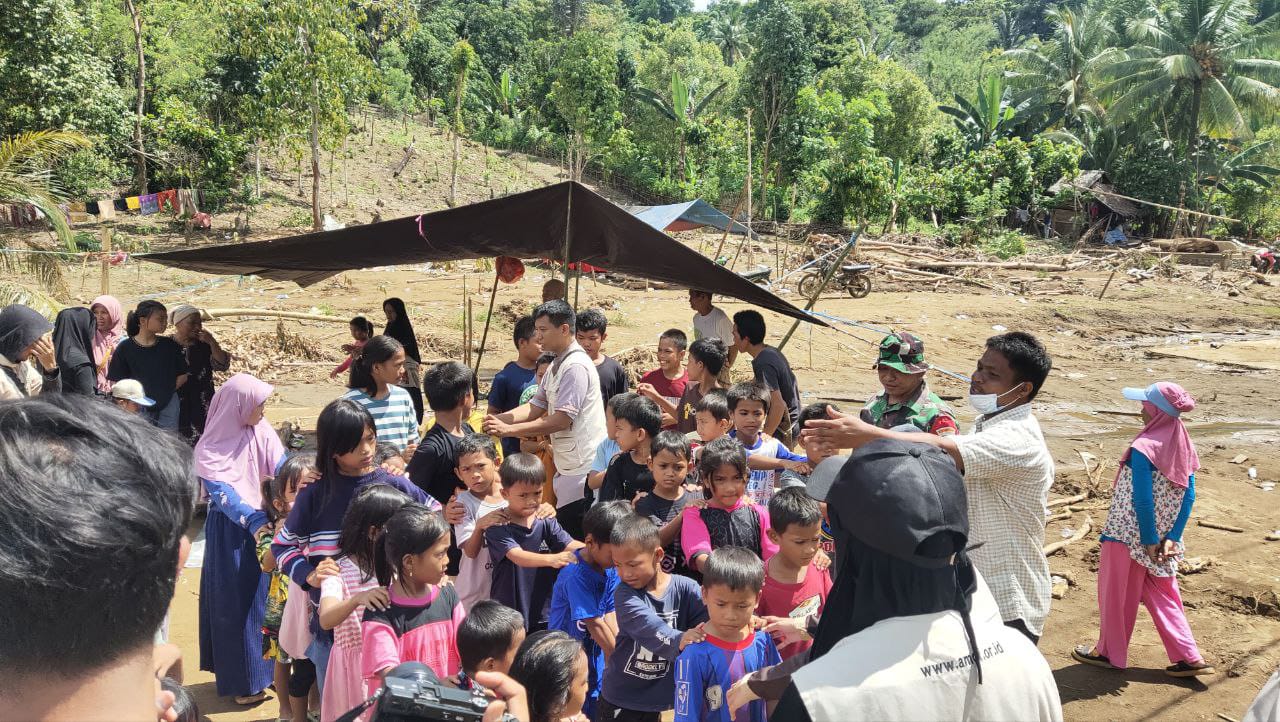 救災人員將兒童聚集在安全地點。圖取自KODIM 1403 PALOPO官方《推特》