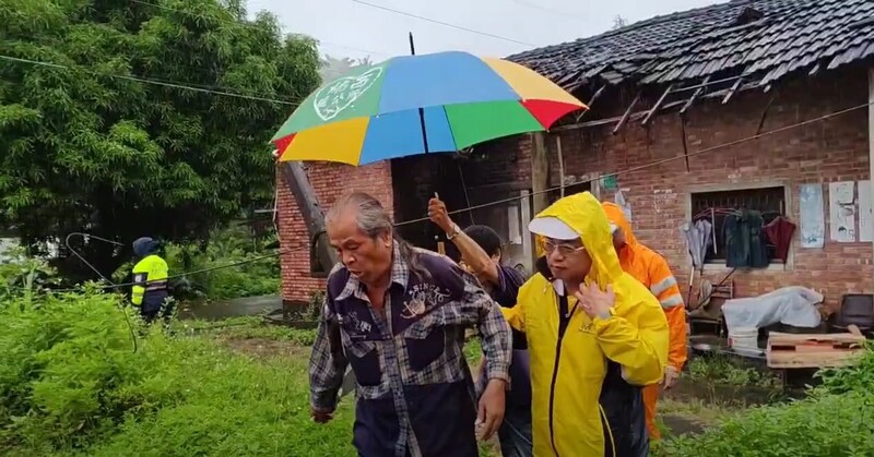 颱風凱米來襲，預估24日晚上風雨明顯增強，台南市政府已從山區撤離143人，由區公所收容或依親等，南化區關山也正在撤離中。 （台南市政府提供）圖／ 中央社