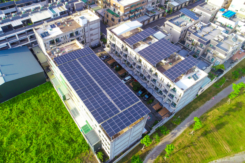 高雄市政府鼓勵民眾設置太陽光電設備，推出太陽光電補助。圖/中央社