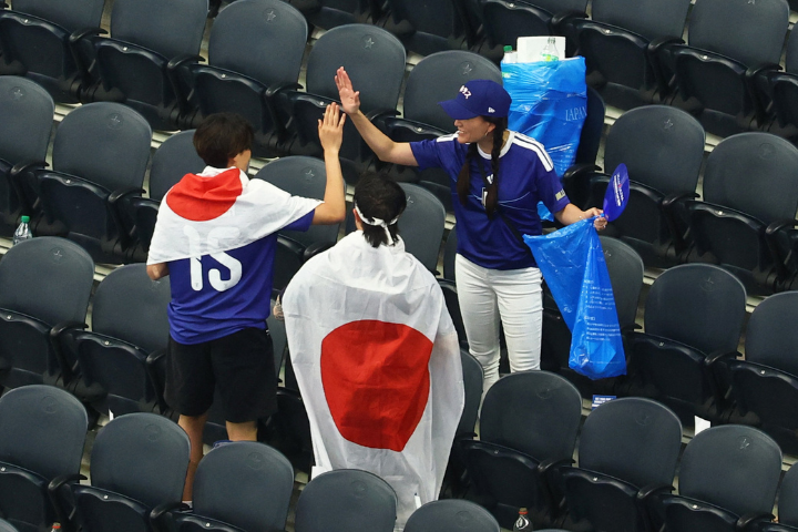 【2026世界盃】延續近30年傳統　日本球迷賽後拿藍色垃圾袋清理看台
