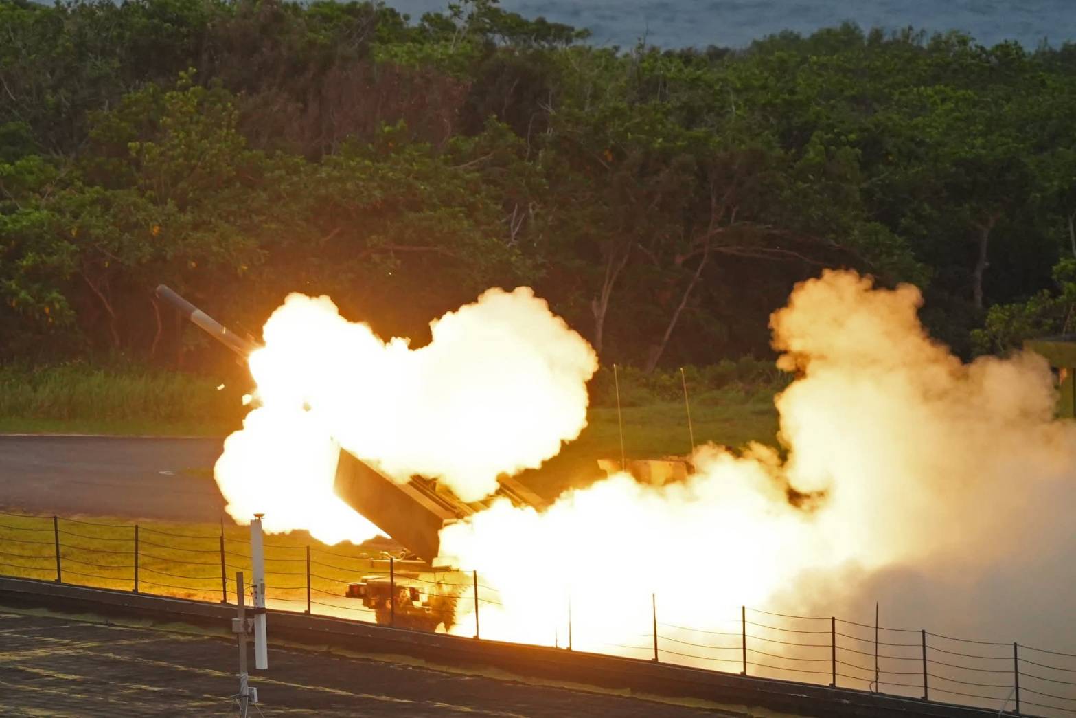 5月12日，國軍在屏東九鵬基地試射去年10月底運抵台灣的11套海馬士多管火箭系統（HIMARS）。圖/取自國防部發言人臉書
