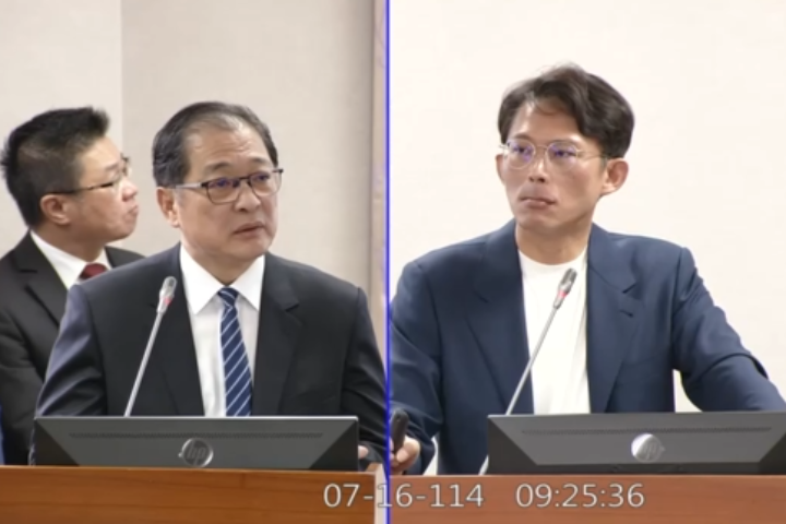 民眾黨立委黃國昌今日質詢時痛批，法務部長鄭銘謙（左）連密件內容可不可以公開都不敢回答，廉政署現在更是為了助攻大罷免，連法律人基本原則、尊嚴全丟在地上踐踏。圖/取自立法院議事轉播