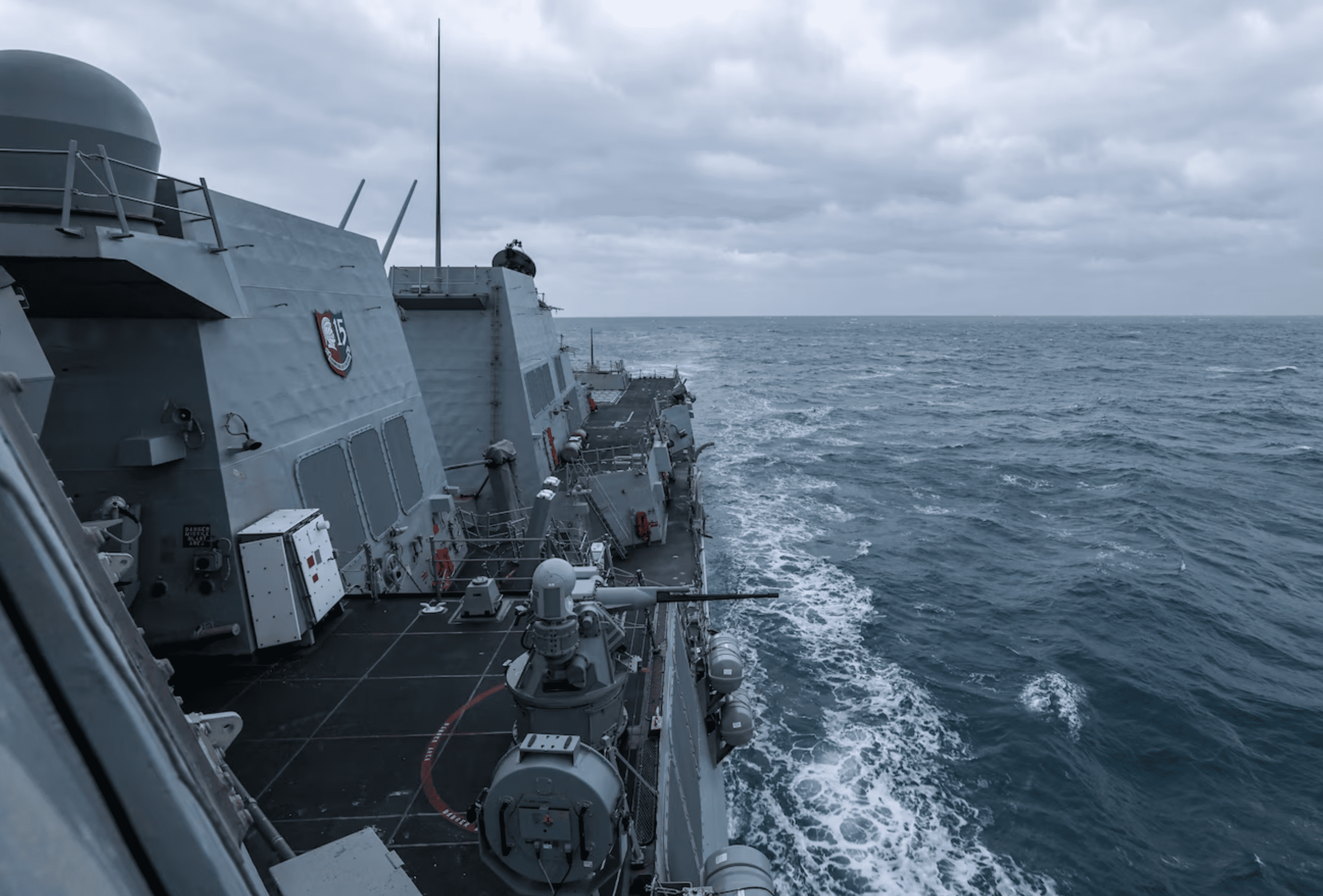 拜登政府印太戰略加強軍力部署，美國芬恩號驅逐艦穿越台灣海峽。圖/取自美軍第七艦隊官方網站