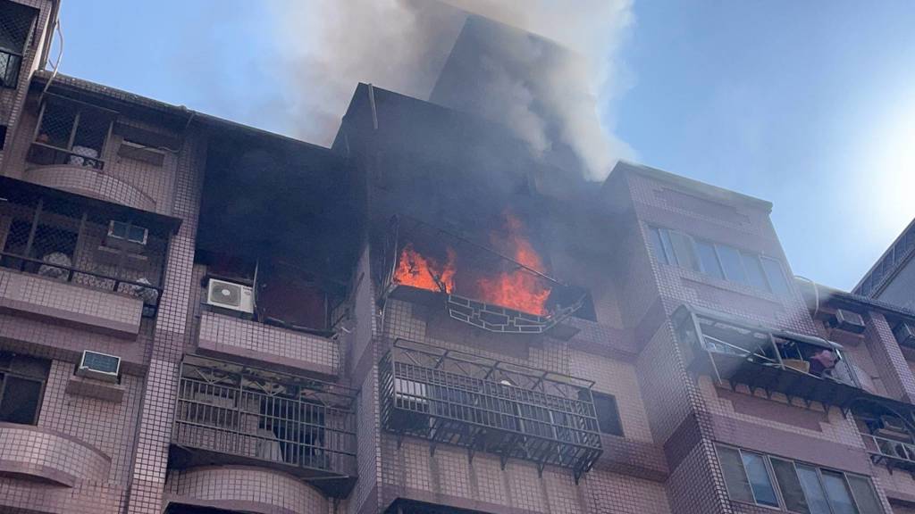 新北八里民宅氣爆起火　中風患者逃生不及成焦屍