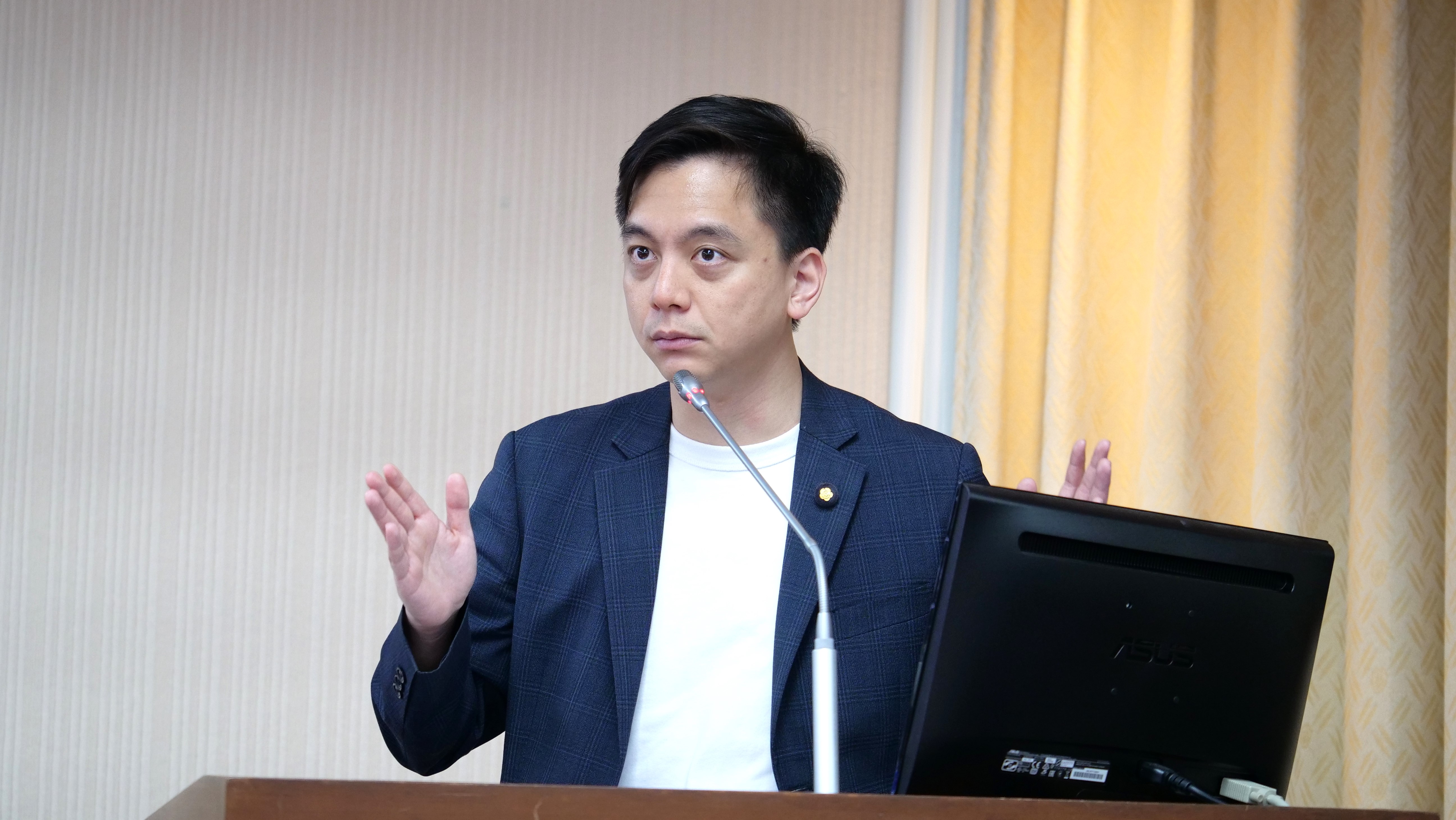 國民黨立委牛煦庭表示，勞工爭取增加國定假日已經在街頭奮戰8年，國民黨團既然答應要還給勞工國定假日，必須說到做到。圖/牛煦庭辦公室提供