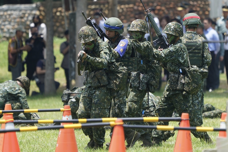 國軍自今年1月起恢復1年期義務役，首批役男最快9月就要陸續隨部隊接受13週的基地訓練。圖為6月28日台中成功嶺義務役新兵在訓練場演練戰鬥互助任務。圖/中央社