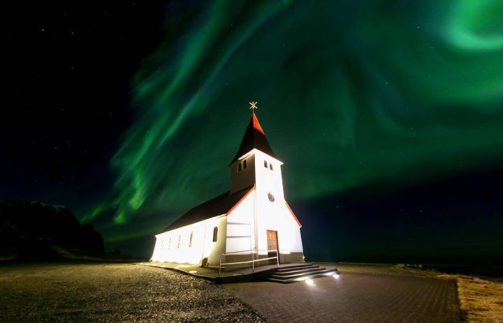 綠紫光帶在夜空舞動，如夢如幻。抬頭仰望被光影點亮的夜空，那一刻的悸動，將成為此生難忘的回憶。圖/開元周遊提供
