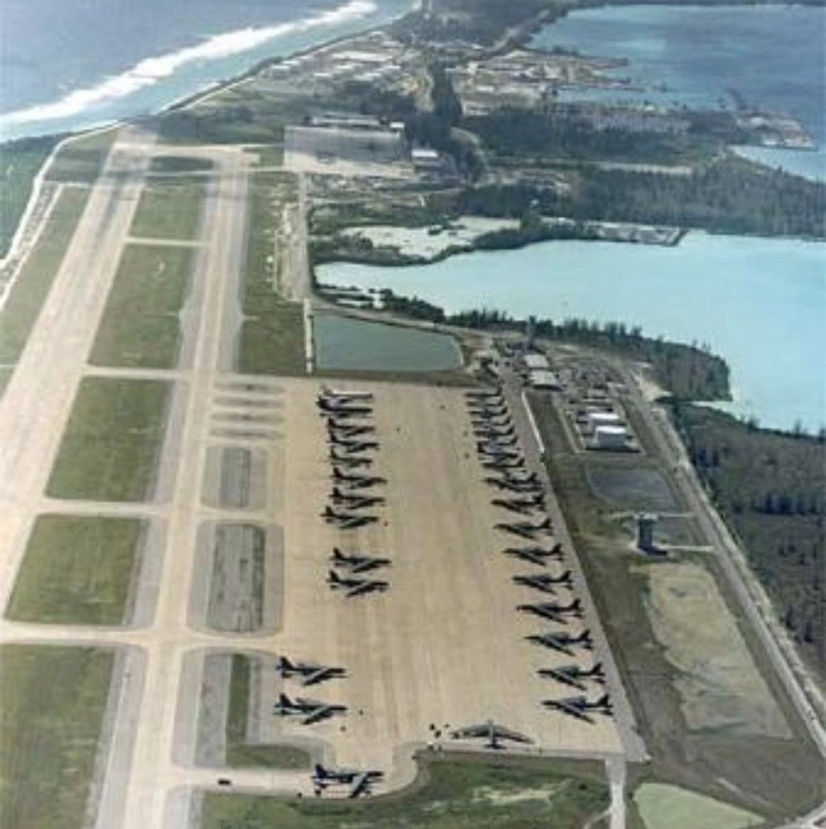 伊朗發射兩枚中程飛彈，目前對準4000公里遠、位於印度洋中部的迪戈加西亞英美聯合軍事基地，震撼各界。圖／取自 Josh Rincon﻿ FB