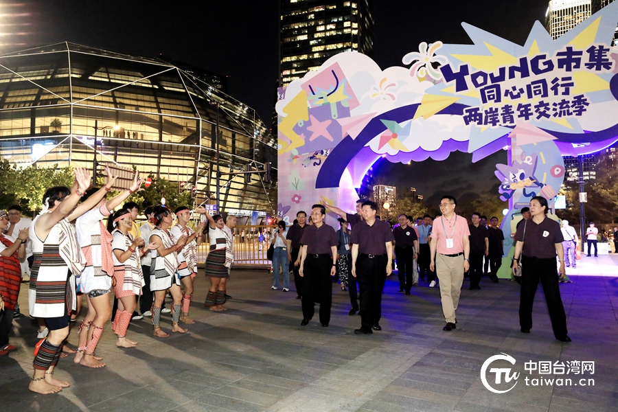 圖為活動開幕當晚，國台辦主任宋濤（右三）陪國民黨副主席張榮恭（右四）觀看活動表演。圖／取自中國台灣網