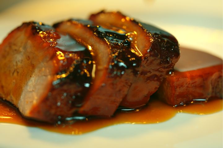    公視《也好吃》叉燒的花樣年華，曾寶儀分享香港的童年記憶：叉燒燒焦的部分是最好吃的。圖/公視提供