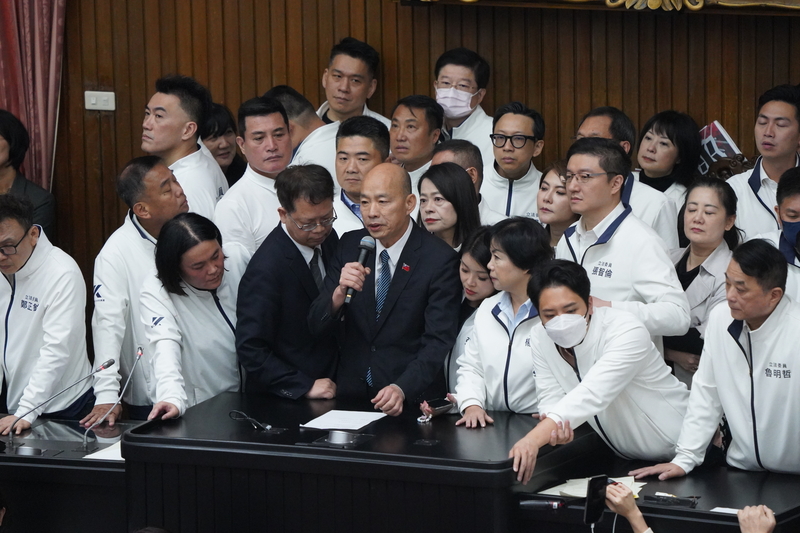 國民黨立法院黨團6日變更議程，將選罷法修正草案改列討論事項第1案，民進黨立院黨團隨即在立院發動奇襲，朝野爆發衝突。圖為立法院長韓國瑜（中）宣布休息，隨後再宣布散會。圖/中央社