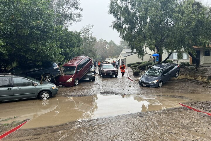 大水將路上的汽車沖得亂七八糟。圖/取自聖地牙哥消防局官方《推特》