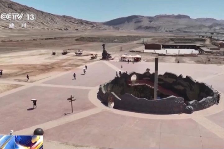 火焰山景區地表溫度高達63℃，現場如進烤箱。圖/取自央視新聞