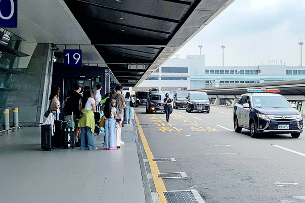 【有片】桃機科技執法首日    臨停逾3分鐘開罰　旅行業者批沒配套