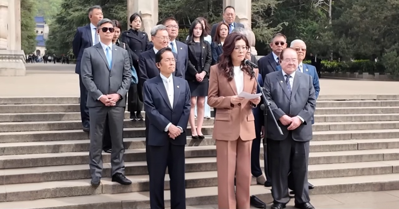 國民黨主席鄭麗文（前中）8日前往南京中山陵謁陵後發表談話，多次哽咽談及兩岸割裂，令人動容。圖／翻攝自中評社 YT頻道