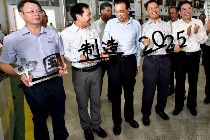 2016年，時任總理李克強（中）視察深圳一家工廠，工人用雷射切割技術切出「中國製造2025」字樣。圖/取自新華社