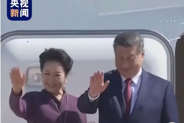 習近平結束訪美行程，與夫人彭麗媛登上專機返中。圖/翻攝央視影片