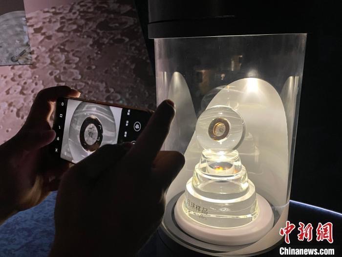  上海天文館的「天外來物」——月壤。該部分月壤樣品被封裝在水晶球中，供觀眾近距離觀看。圖/取自中新網