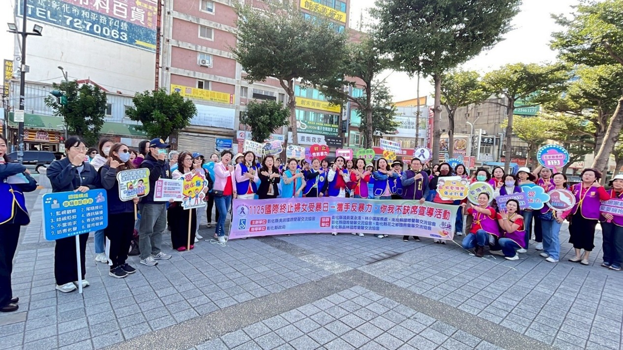 中三區五分會由卓仕文候任總監帶領彰化五個分會於彰化火車站前廣場遊行宣導。圖／國際蘭馨交流協會提供