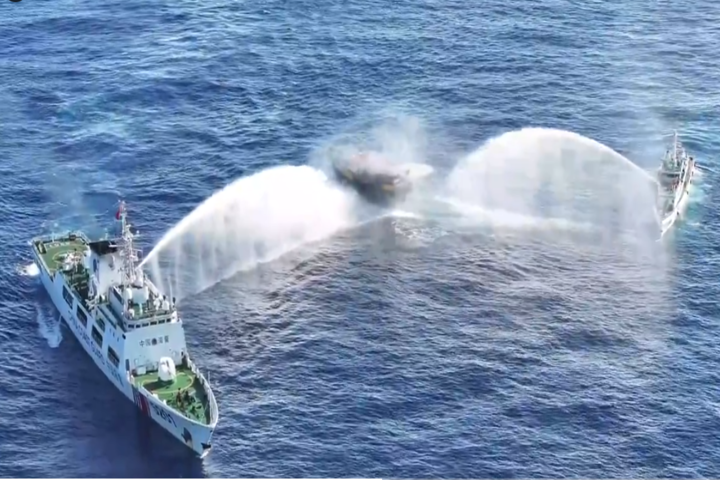 中菲船隻在黃岩島海域互射水砲攻擊。圖/取自Jay Tarriela《推特》