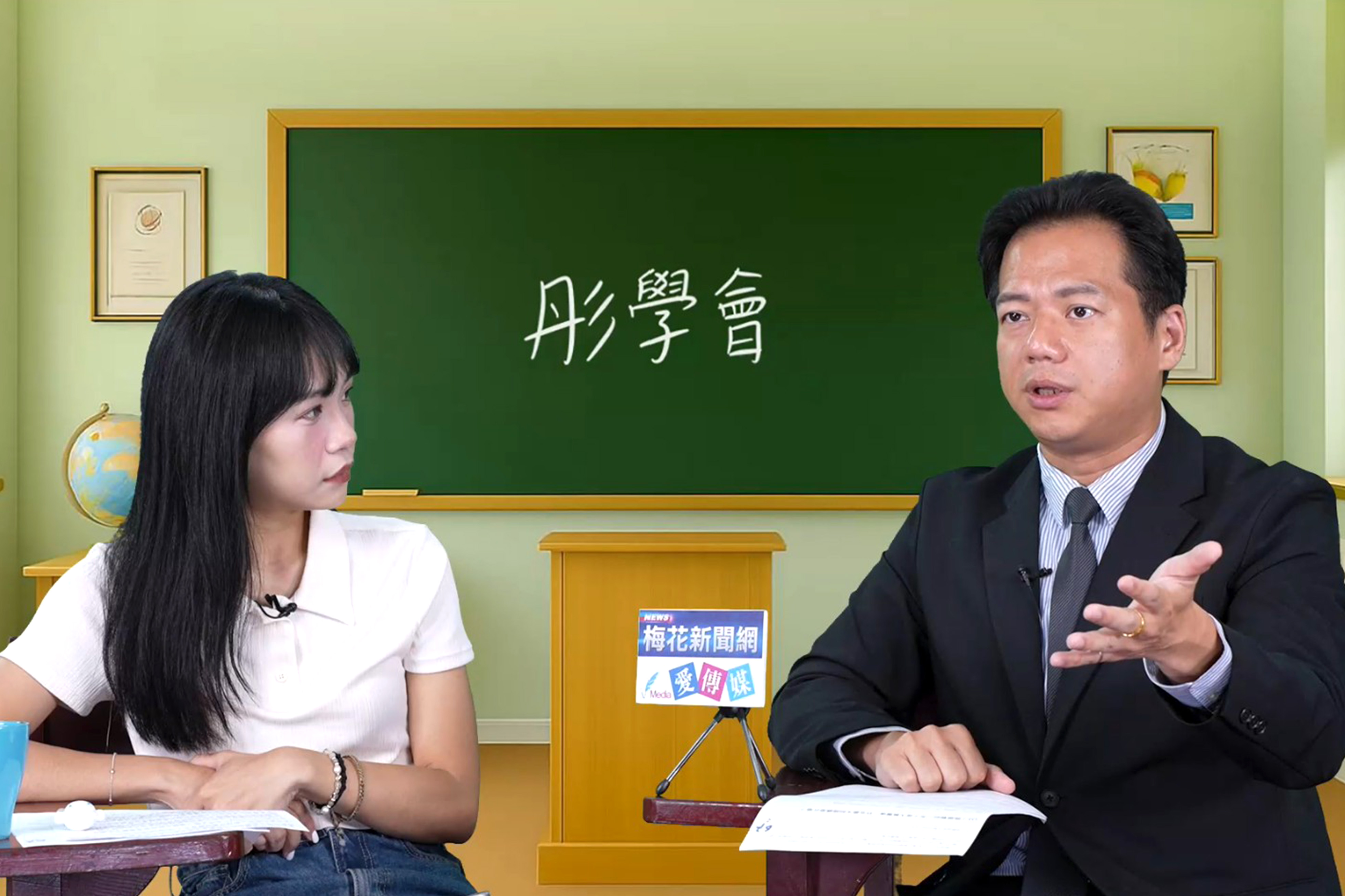 民眾黨竹北市長參選人、前新竹市代理市長邱臣遠(右)14日接受由《梅花新聞網》製作、民眾黨發言人張彤(左)主持的政論節目《彤學會》專訪時透露,當前竹北選情相當緊繃且不容樂觀。圖/記者蔡昕蓉攝