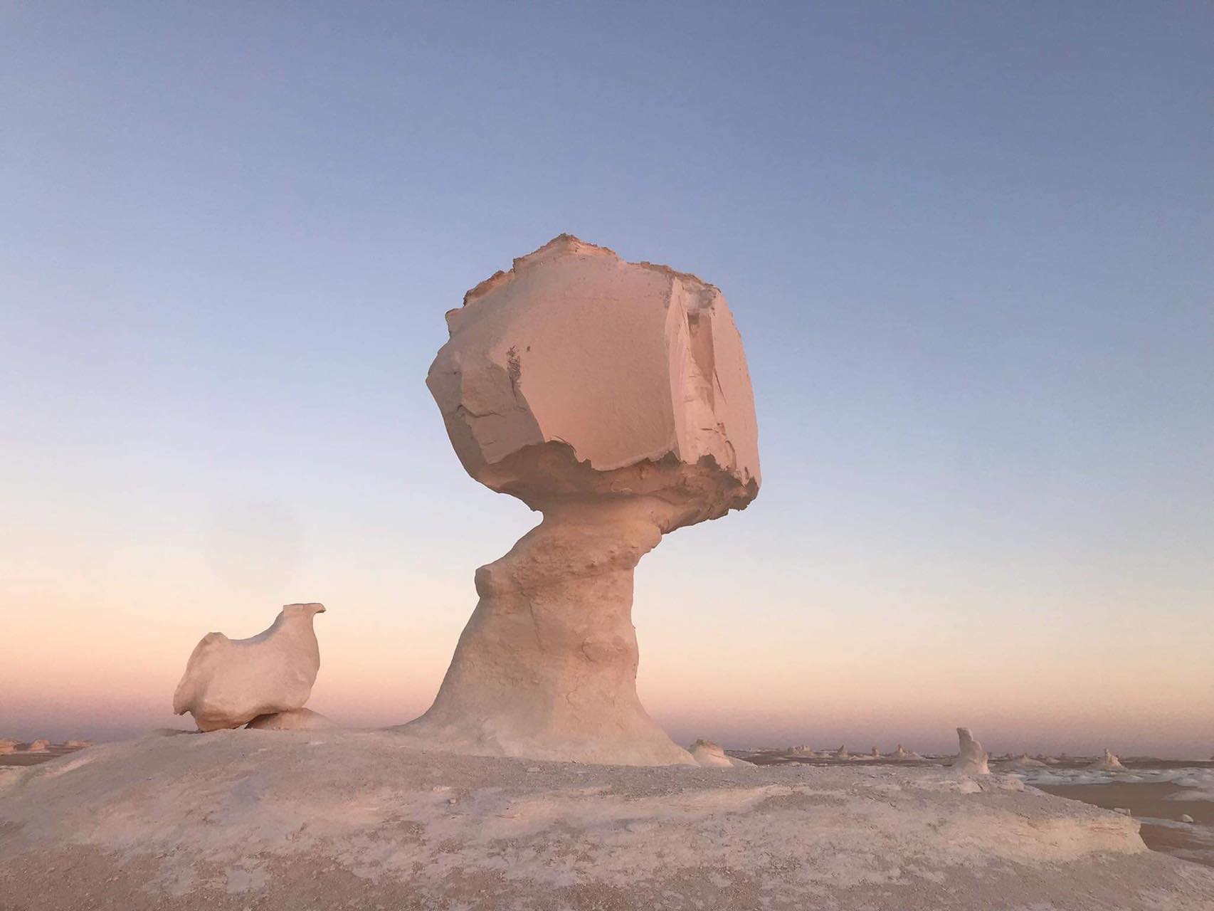 埃及黑白沙漠中的著名的「蘑菇與雞」。圖／施婉婷提供