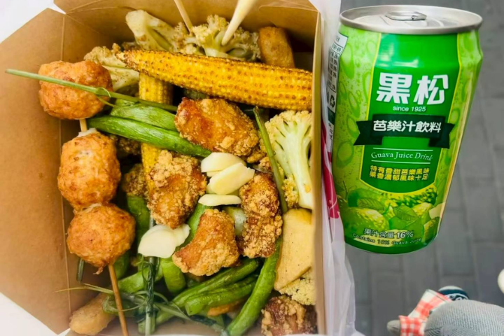 2026年4月6日,北京朝陽區,一家由台灣青年開設的小店「歹勢鹽酥雞」吸引不少食客。圖/網友「奔向夢幻的疆界」提供