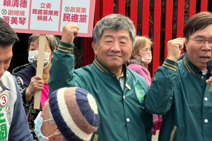 陳時中容貌羞辱蔣萬安　網起底「鹹豬手、廁所探頭」：有比較好？