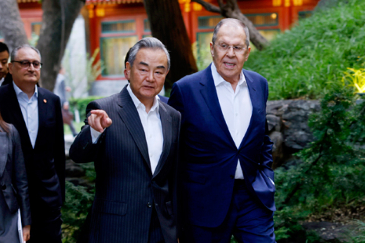 王毅與拉夫羅夫會談 深化中俄戰略合作 迎接上合峰會新挑戰