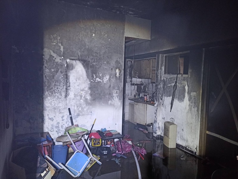 基隆社區民宅發生火警，濃煙把屋內牆壁全燻黑。圖/中央社