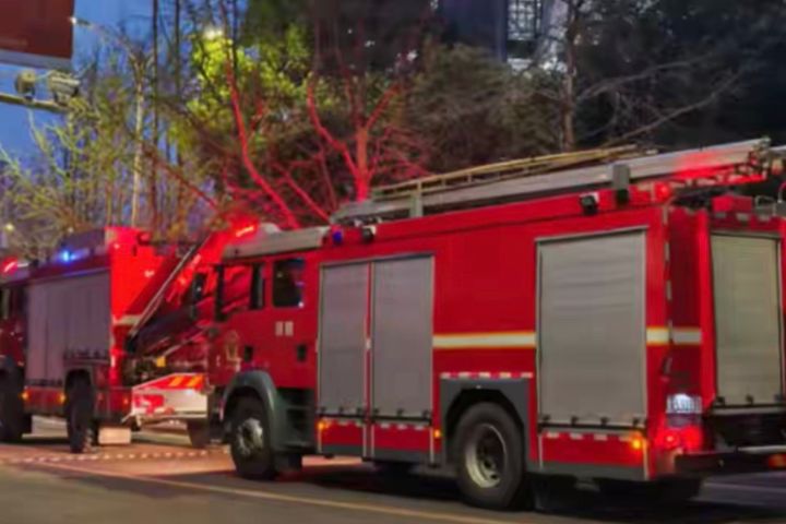 重慶大學材料科學與工程學院的電子顯微鏡實驗室。爆炸發生後,消防與醫療人員第一時間趕赴現場處置。圖/取自封面新聞