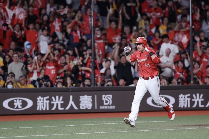 味全龍與中信兄弟25日在台北大巨蛋迎來第5戰，龍隊劉基鴻（前）4局開轟，幫助球隊將比數追至1比2。圖/中央社