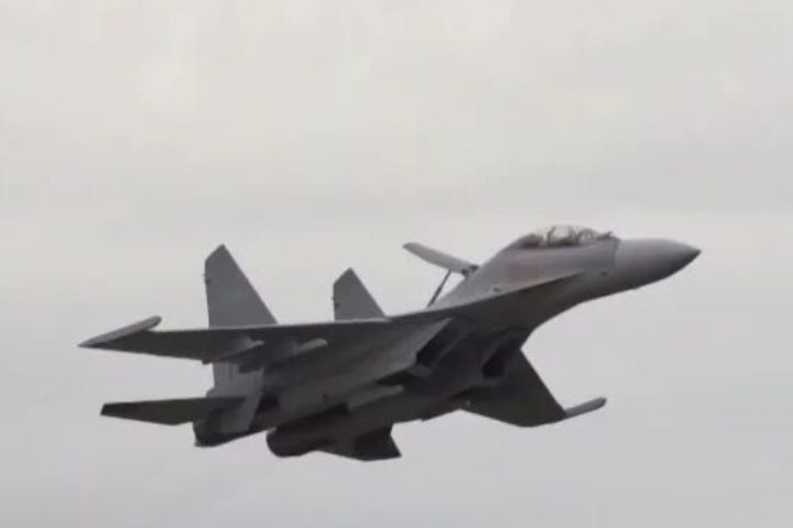 全球能與EA-18G能力相提並論的，僅有大陸2021年服役的殲-16D（圖），以及殲-15D電子戰機。圖/取自央視