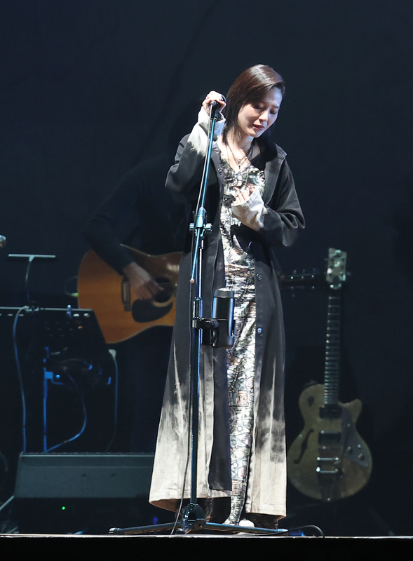 歌手安溥（中）3日晚間在台北小巨蛋舉辦「時寐」演唱會，出場時受到台下歌迷熱烈歡呼相迎。圖/中央社