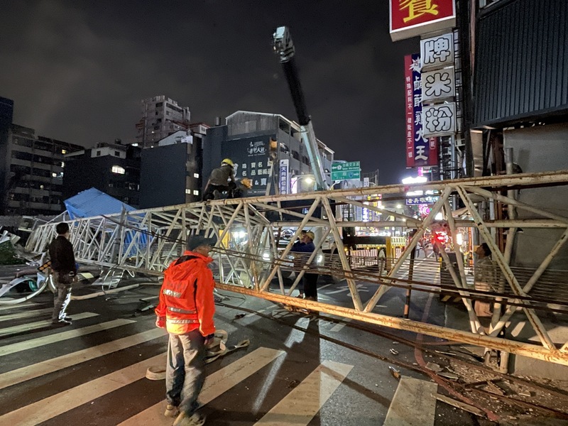 巨型吊臂倒塌，造成道路周邊被毀。圖/中央社